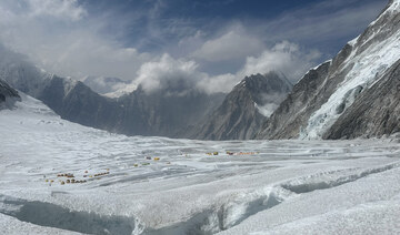  Nepal resumes rescue helicopter flights to Mount Everest