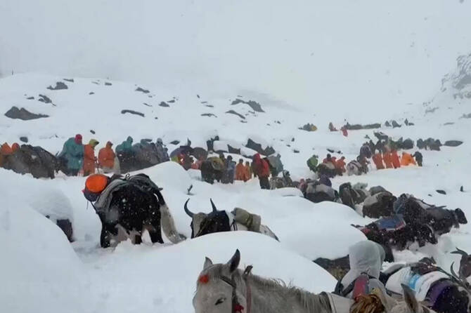 Snowstorm traps hundreds of hikers on Mount Everest during China’s national holiday