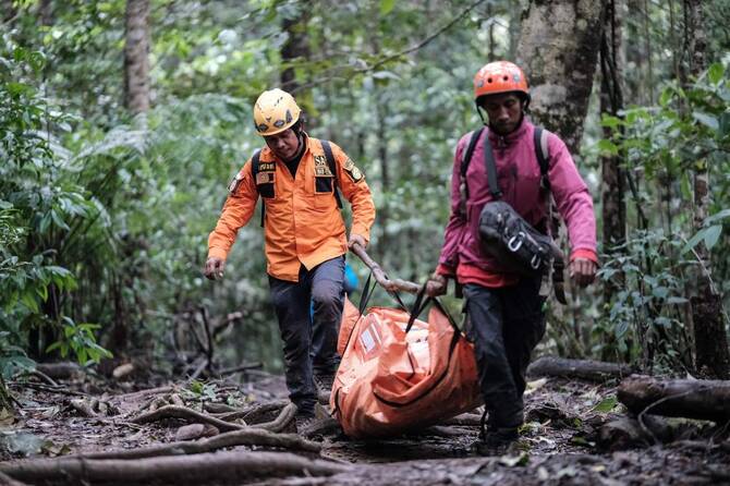 Rescuers find second body from Indonesia plane crash