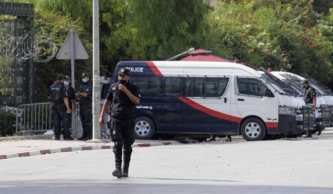 Tunisian police stand guard in Tunis. (AFP file photo)