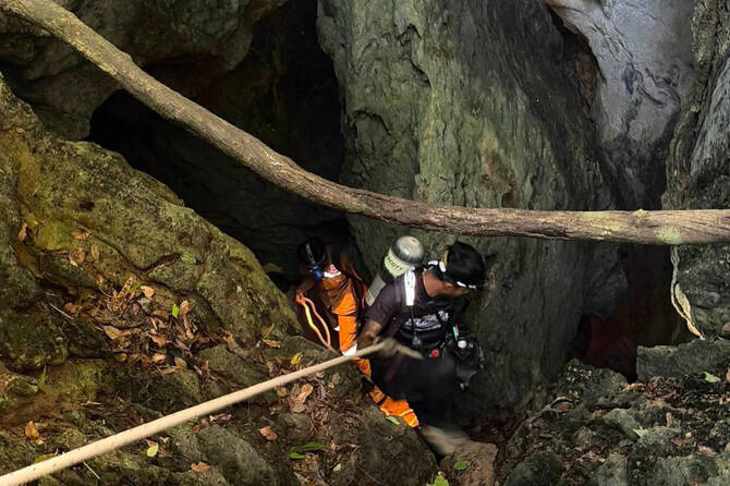 5 of 7 people trapped in Laos cave found alive: rescuers