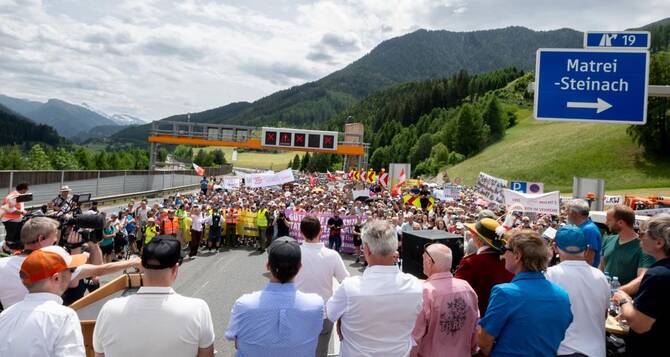Austrian protest shuts key European highway