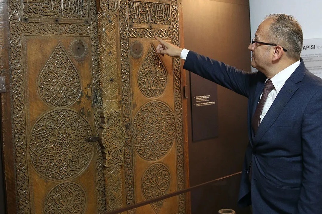 UNESCO Dünya Mirası Listesi'ndeki 660 yıllık caminin kapısı müzede sergileniyor
